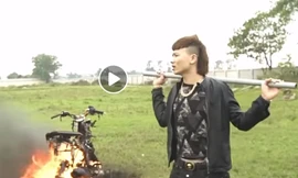 Khá "bảnh" đốt xe Honda PCX để đổi xe điện Pega. Ảnh cắt từ clip