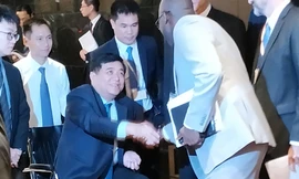 Bộ trưởng Kế hoạch & Đầu tư ngồi xe lăn điều hành hai diễn đàn lớn