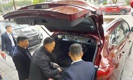 Nhiều người đổ xô mua ô tô trước 31/12 để hưởng giảm 50% phí trước bạ. Ảnh: Tuấn Nguyễn