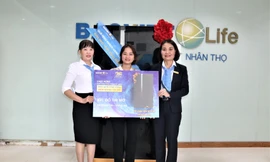 Bảo Việt Nhân thọ trao giải thưởng gần 1 tỷ đồng cho khách hàng 