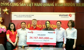 Ông S.F.Y nhận giải Jackpot trị giá 26,1 tỷ đồng, sau đó tặng 30 triệu đồng cho nhân viên Vinmart+ (bìa trái)