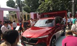 Người dân đổ xô đi xem và đặt cọc mua xe của Vinfast. Ảnh: Tuấn Nguyễn