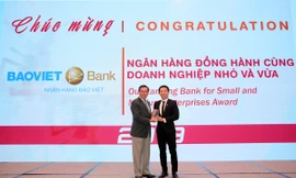 Ông Bùi Quang Vũ - Trưởng Văn phòng đại diện BAOVIET Bank tại TP. Hồ Chí Minh nhận giải thưởng “Ngân hàng đồng hành cùng Doanh nghiệp nhỏ và vừa năm 2019” cho BAOVIET Bank