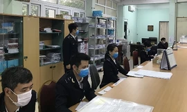 Công chức Chi cục Hải quan Hải Dương (thuộc Cục Hải quan Hải Phòng) nghiêm túc phòng chống dịch bệnh COVID-19, đảm bảo giải quyết thủ tục xuất nhập khẩu