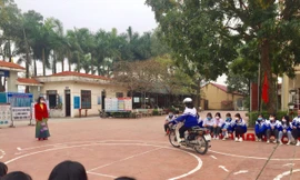 Giáo viên hướng dẫn học sinh về ATGT (ảnh tư liệu)