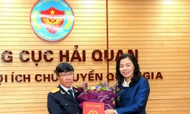 Thứ trưởng Bộ Tài chính Vũ Thị Mai trao quyết định bổ nhiệm cho ông Lưu Mạnh Tưởng sáng 17/1.