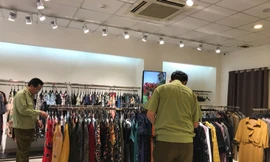 Đội QLTT số 14 chia thành 5 tổ kiểm tra 5 địa điểm kinh doanh Thương hiệu thời trang SEVEN.Am trên địa bàn Hà Nội