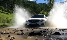 Hình ảnh quảng cáo xe Mercedes GLC lội nước hoành tráng