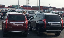 Ô tô tập kết kín cảng Tân Vũ, Hải Phòng. Ảnh: Tuấn Nguyễn