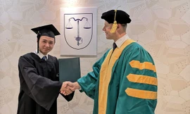 Bức ảnh được đăng trên một tạp chí nghề báo kèm chú thích ông Hùng nhận bằng tiến sĩ ngành Kinh tế môi trường.