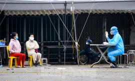  Người dân Hạ Lôi ngồi chờ xét nghiệm y tế. Ảnh: Hoàng Mạnh Thắng