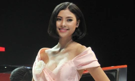 Người đẹp biển Đào Thị Hà nóng bỏng cạnh xế hộp