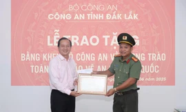 Bệnh viện Mắt Tây Nguyên nhận Bằng khen của Bộ Công an 