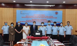 Hải quan Việt Nam tiếp nhận 4 máy quang phổ phát hiện hóa chất do Cơ quan Bảo vệ Biên giới Anh trao tặng