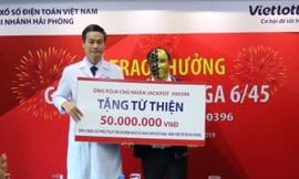 Ông Trần Minh Cảnh - Phó Giám đốc Trẻ em Hải Phòng nhận từ thiện từ anh P.D.H