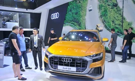 Khách hàng xem mẫu xe Audi mới về Việt Nam. Ảnh: Tuấn Nguyễn