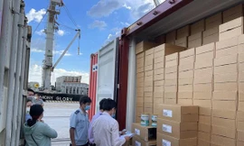 Lực lượng chức năng kiểm tra lô sữa viện trợ từ Úc về cảng Cát Lái chiều 12/11. Ảnh: Hải quan TP.HCM