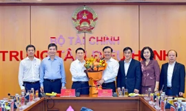 Tân Bí thư Thành ủy Hà Nội cùng đại diện Bộ Tài chính tặng hoa cho tân Bộ trưởng Tài chính Hồ Đức Phớc