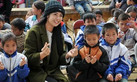 Cùng Hoa hậu Ngọc Hân thiện nguyện nơi lũ quét cuốn kinh hoàng