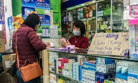 Ngày 3/2, tại chợ thuốc Hapulico Hà Nội, các quầy hàng treo biển "không bán khẩu trang";"không bán nước rửa tay khô"... ngay trong dịch virus corona. Ảnh: Duy Phạm