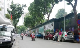 Hà Nội: Biển cấm giao thông chỉ để…làm cảnh?