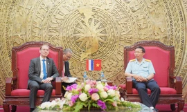 Tổng cục trưởng Tổng cục Hải quan Nguyễn Văn Cẩn (phải) trao đổi cùng ông Menno Snel - Quốc Vụ khanh Tài chính Hà Lan (Thứ trưởng Bộ Tài chính) ngày 10/4