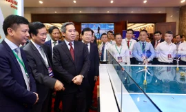 Phó Thủ tướng Trịnh Đình Dũng, Trưởng ban kinh tế T.Ư Nguyễn Văn Bình cùng các đại biể thăm quan các gian hàng năng lượng tiêu biểu. Ảnh: Mạnh Thắng 