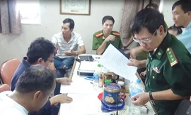 Lực lượng chức năng lấy lời khai các đối tượng trong đường dây buôn lậu xăng dầu trị giá hơn 2.000 tỷ đồng