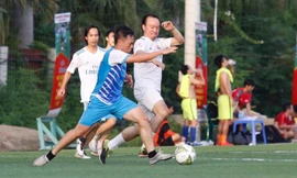 Màn tranh bóng quyết liệt giữa cầu thủ Huy Quang (Tiền Phong) với đội VTV