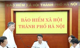 Ông Nguyễn Đức Hòa - Giám đốc BHXH TP. Hà Nội chia sẻ thông tin tại buổi làm việc với Tổng giám đốc BHXH Việt Nam Nguyễn Thế Mạnh. Ảnh: M.Đ