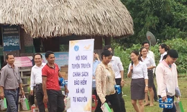 Tuyên truyền viên Trần Thị Mai Phương chân đất, mải mê tư vấn cho bà con đồng bào Cơ Tu. Ảnh: An Phú