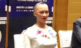 Muôn kiểu sắc thái biểu cảm thú vị của Robot công dân Sophia