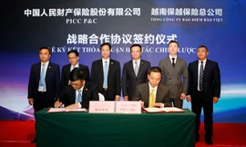 Ông Nguyễn Quang Hưng, Phó Tổng giám đốc TCT Bảo hiểm Bảo Việt ký kết thỏa thuận hợp tác chiến lược với Công ty CP hữu hạn bảo hiểm tài sản Nhân dân Trung Quốc (PICC P&C)