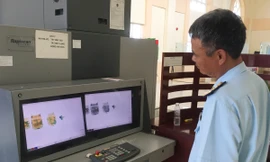 Công chức Hải quan giám sát hàng hóa xuất nhập khẩu bằng máy soi chiếu. Ảnh minh họa của: Tuấn Nguyễn