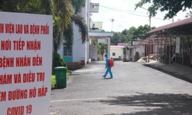 Lực lượng Y tế phun khử khuẩn Bệnh viện lao và bệnh phổi Đắk Lắk