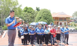 Các đoàn viên thanh niên dâng hương tưởng niệm các anh hùng liệt sĩ 
