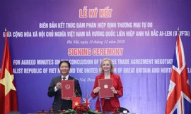 Bộ trưởng Bộ Thương mại quốc tế Vương quốc Anh Liz Truss và Bộ trưởng Bộ Công Thương Việt Nam Trần Tuấn Anh cùng ký kết kết thúc đàm phán Hiệp định thương mại tự do Vương quốc Anh- Việt Nam (UKVFTA)