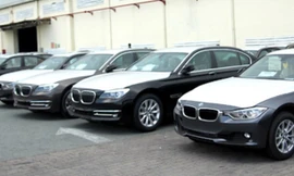 Lô xe BMW đang phơi mưa, phơi nắng ngoài cảng VICT. Ảnh: Kienthuc.vn