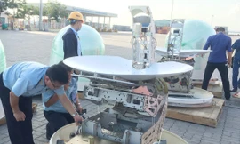 Công chức Hải quan kiểm tra thực tế hàng hóa nhập khẩu. Ảnh minh họa của: Tuấn Nguyễn