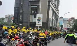Tài xế beBike tắt app, tập trung tại trụ sở beGroup ở Hà Nội để phản đối chính sách tiền thưởng mới