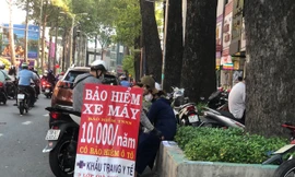 Bảo hiểm bán tràn lan trên đường phố TP.HCM. Ảnh: Uyên Phương