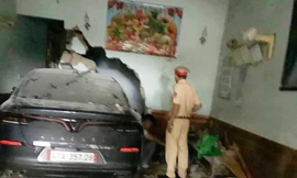 Ô tô lao thẳng vào nhà tông chết người đàn ông đang ngủ