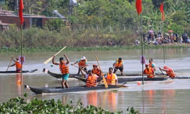 Màn đua thuyền độc mộc gay cấn trên hồ Lắk 