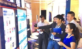 Khách hàng trải nghiệm dịch vụ thanh toán điện tử của Samsung. Ảnh: Tuấn Nguyễn