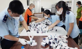 Lực lượng Hải quan kiểm tra thực tế lô thuốc nhập lậu