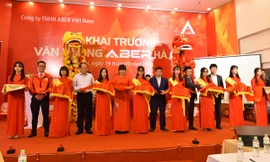 Lãnh đạo Bộ GTVT và một số đơn vị cùng lãnh đạo Aber Việt Nam cắt băng khai trương văn phòng tại Hà Nội ngày 19/10