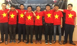 Nguyễn Văn Thành Lợi (thứ 5, từ trái qua) cùng 7 thí sinh tham dự APHO 2018