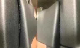 Miếng ốp cửa trên chiếc Mercedes-Ben E200 đời 2019 của anh Trường xuất hiện vết răng cưa