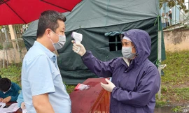 Nhân viên Y tế tỉnh Yên Bái kiểm tra thân nhiệt của khách ra vào tỉnh này. Ảnh: Tuấn Nguyễn