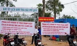 Hàng chục người dân bức xúc căng băng rôn, phản đối doanh nghiệp lập hàng rào chặn đường xuống biển ở xã Cửa Dương (huyện Phú Quốc). Ảnh: Việt Tường